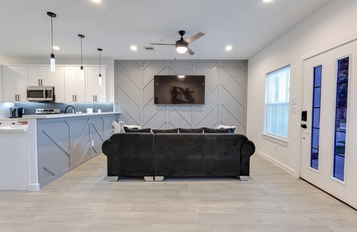 Foster Place House | Lé Luxe Maison! Upscale 3 BR 2.5 BA Medical Center/Downtown Houston -Gated-