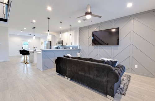 Foster Place House | Lé Luxe Maison! Upscale 3 BR 2.5 BA Medical Center/Downtown Houston -Gated-