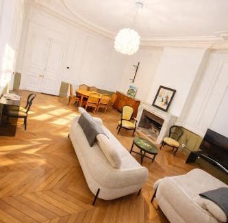 Poitiers Apartment | Le Majestueux