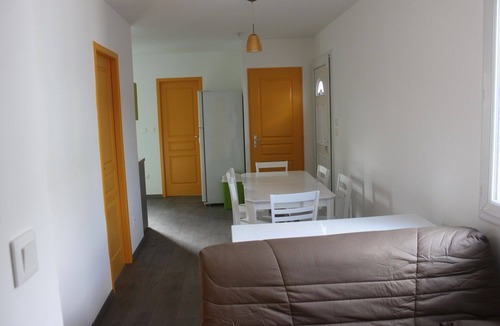 Vallon-Pont-d'Arc Cottage | Le Mandarine cottage in sparkling colors