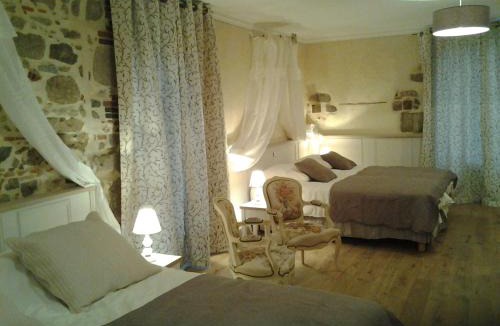 Bazoges-en-Paillers Bed & Breakfast | Le Manoir aux Douves