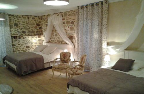 Bazoges-en-Paillers Bed & Breakfast | Le Manoir aux Douves