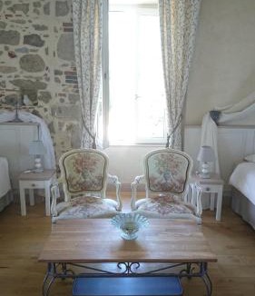 Bazoges-en-Paillers Bed & Breakfast | Le Manoir aux Douves