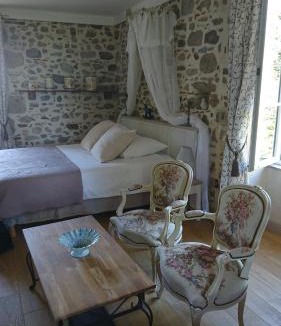 Bazoges-en-Paillers Bed & Breakfast | Le Manoir aux Douves