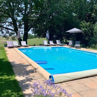 Salerm Bed & Breakfast | Le Manoir aux Volets Verts with Hot Tub