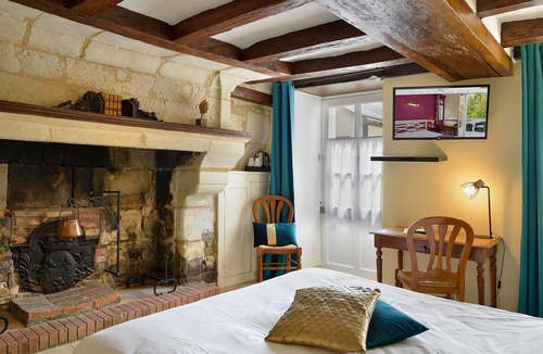 Beaumont-en-Veron Hotel | Le Manoir de la Giraudière