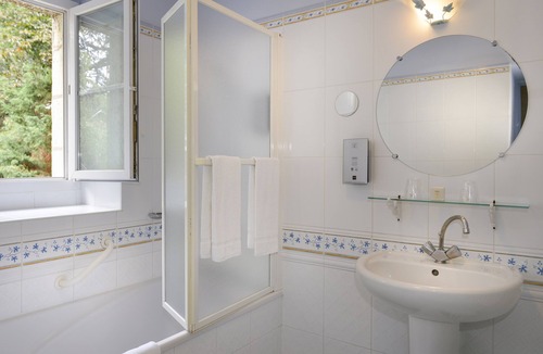 Beaumont-en-Veron Hotel | Le Manoir de la Giraudière