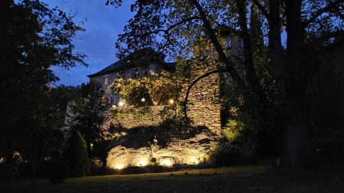 Grand-Vabre Bed & Breakfast | Le Manoir des Pélies, Maison d'hôtes de charme, Jacuzzi, Piscine, Rivière