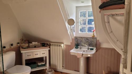 Grand-Vabre Bed & Breakfast | Le Manoir des Pélies, Maison d'hôtes de charme, Jacuzzi, Piscine, Rivière