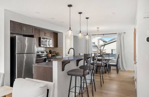 Silverado House | Le Mardi| Fire Pit | Fenced Backyard | AC