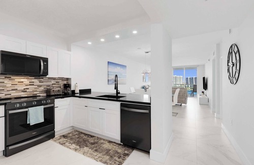 Sunny Isles Beach Apartment | Le Marina Bay PH3 STR-01487