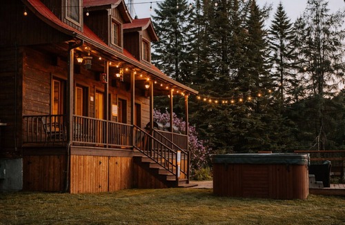 Entrelacs Ski Chalet | Le Martini Bord de l eau, spa, piscine.