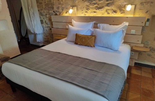 Chantemerle-les-Grignan Hotel | Le Mas des Laurels