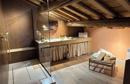 Le Sambuc Hotel | Le Mas De Peint