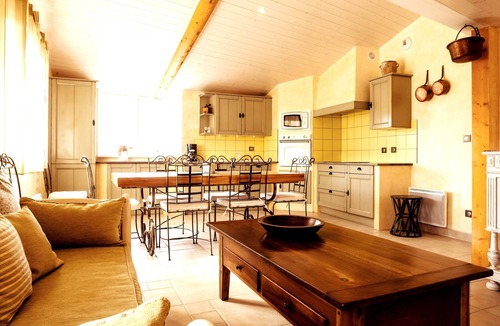 Redortiers Apartment | Le Mas des Oliviers – Peaceful 2-Level Apartment with Pool, Nature Views, and Shared Amenities