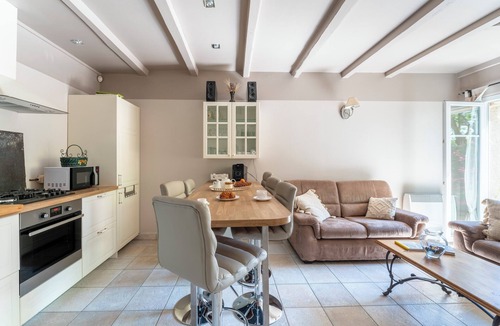 Graveson House | Le Mas Des Pins with Shared Pool, Wi-Fi and Air Conditioning