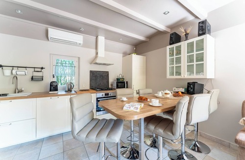 Graveson House | Le Mas Des Pins with Shared Pool, Wi-Fi and Air Conditioning