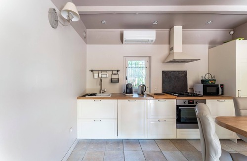 Graveson House | Le Mas Des Pins with Shared Pool, Wi-Fi and Air Conditioning