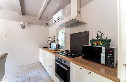 Graveson House | Le Mas Des Pins with Shared Pool, Wi-Fi and Air Conditioning