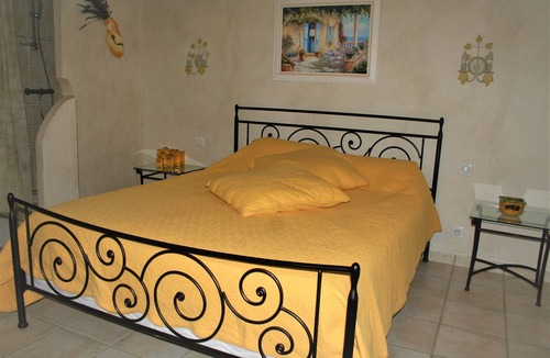 Trans-en-Provence Bed & Breakfast | Le Mas des Tarentes between vineyards and forests