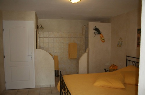 Trans-en-Provence Bed & Breakfast | Le Mas des Tarentes between vineyards and forests