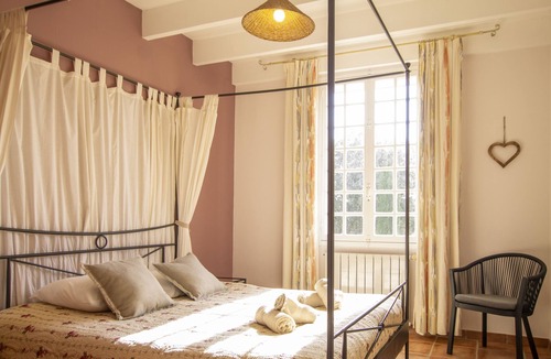 Lauris Villa | Le Mas Olive - surrounded by greenery with private pool