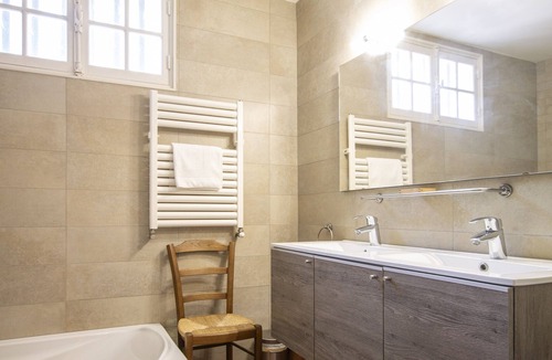 Lauris Villa | Le Mas Olive - surrounded by greenery with private pool