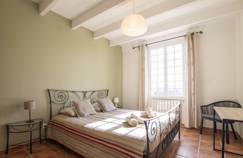 Lauris Villa | Le Mas Olive - surrounded by greenery with private pool