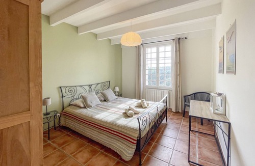 Lauris Villa | Le Mas Olive - surrounded by greenery with private pool