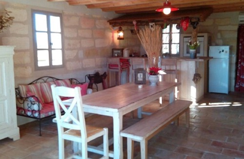 Le Cailar House | Le Mazet Jean. Camargue Bed and Breakfast (kindling)