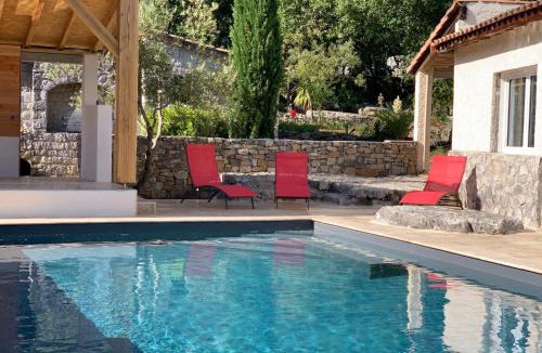 Saint Alban Auriolles Apartment | Le Mazet, studio climatisé avec accès piscine