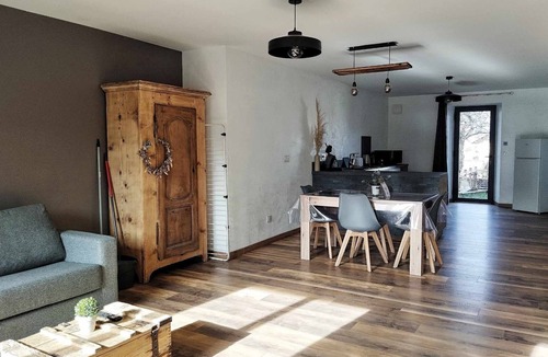 Lathuile Apartment | LE Mazot-spa-piscine-proche Lac-charme-détente