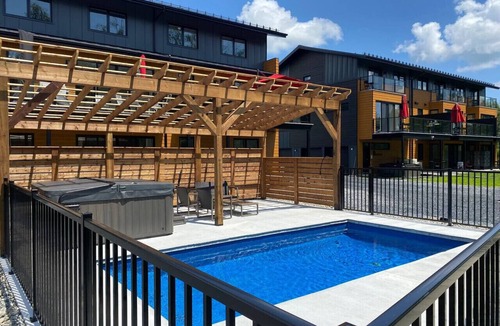 Magog Apartment | Le Memph: 1 chambre piscine spa lac Memphrémagog