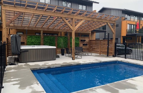 Magog Condo | Le Memph Loup: 3 bedrooms pool hot tub lac Memphrémagog