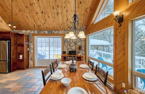 Lac-aux-Sables Ski Chalet | Le Missionnaire | Private Spa on the Lake