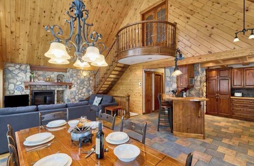 Lac-aux-Sables Ski Chalet | Le Missionnaire | Private Spa on the Lake