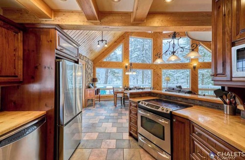 Lac-aux-Sables Ski Chalet | Le Missionnaire | Private Spa on the Lake