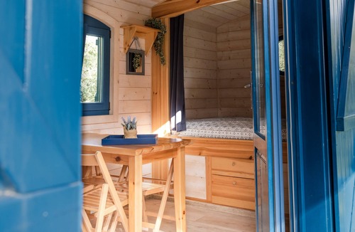 Chammes Bed & Breakfast | Le Moulin des Forges - Chambres d'Hôtes et Roulottes