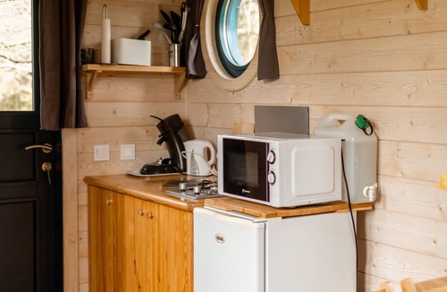 Chammes Bed & Breakfast | Le Moulin des Forges - Chambres d'Hôtes et Roulottes