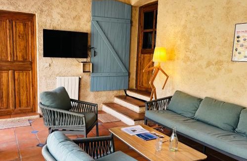 Les Omergues House | Le Moulin de la Viorne, gîte avec piscine au cœur de la nature en Haute-Provence