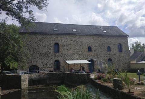 Montsurs House | LE MOULIN DE MERAL