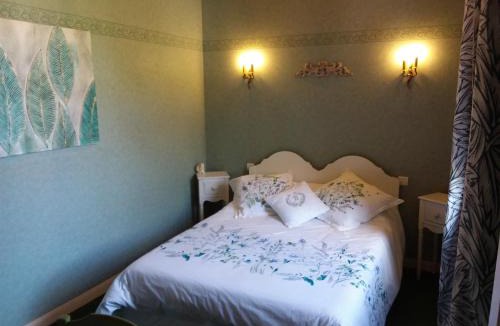 Montsurs House | LE MOULIN DE MERAL