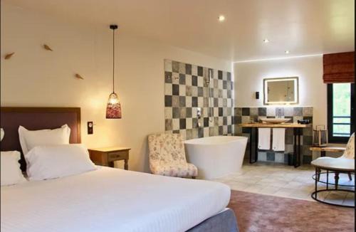 Saint-Aubin-le-Vertueux Hotel | Le Moulin Fouret