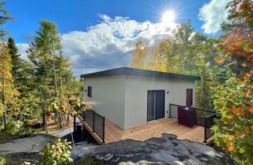 Saint-Henri-de-Taillon House | Le Nid - À travers les arbres