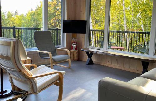 Saint-Henri-de-Taillon House | Le Nid - À travers les arbres