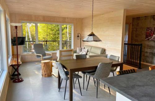 Saint-Henri-de-Taillon House | Le Nid - À travers les arbres