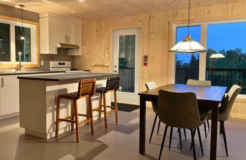 Saint-Henri-de-Taillon House | Le Nid - À travers les arbres