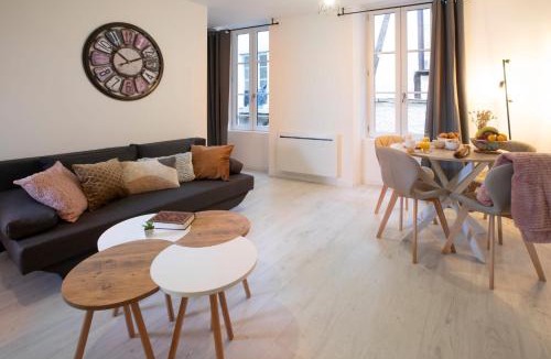 Villefranche-de-Rouergue Apartment | Le Nid 3 étoiles Wifi, Netflix, Disney, Coeur de Bastide