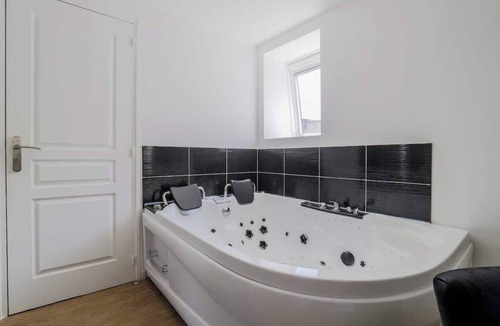 Tourcoing Apartment | Le Nid Cosy 4, Balnéo 2 lits wifi