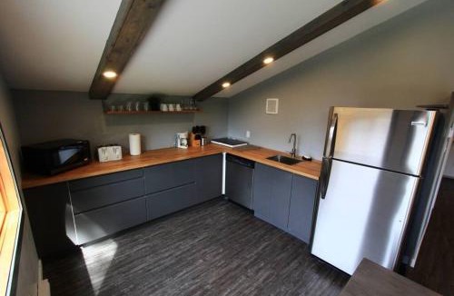 Val-des-Monts Apartment | Le Nid doré sur le lac (Golden Nest on the lake)